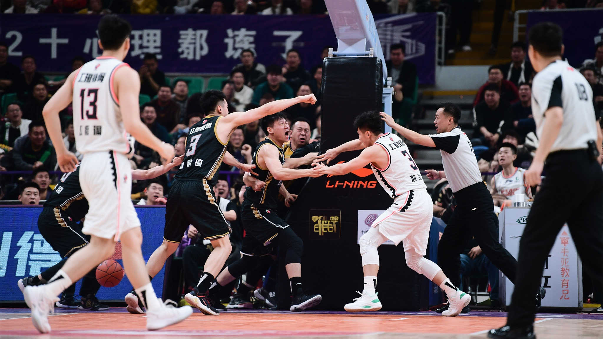 中国篮球赛再起风波:两队冲突升级,观众参与导致场面失控 中国篮球赛再起风波:两队冲突升级,观众参与导致场面失控